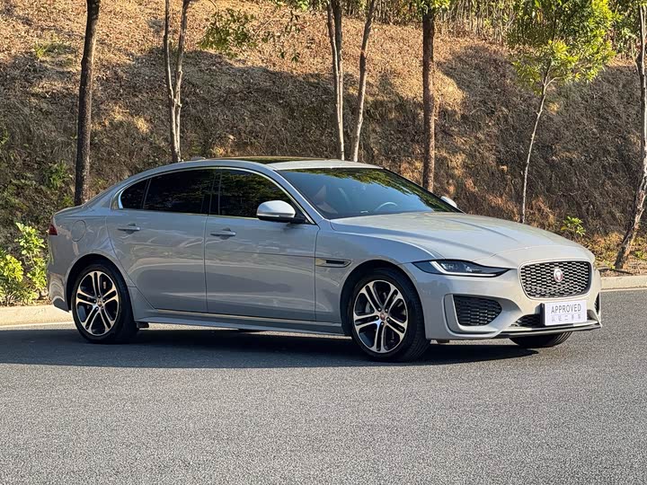 Фото 4 - Jaguar XE L