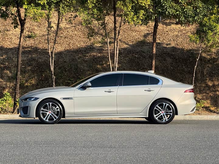 Фото 7 - Jaguar XE L