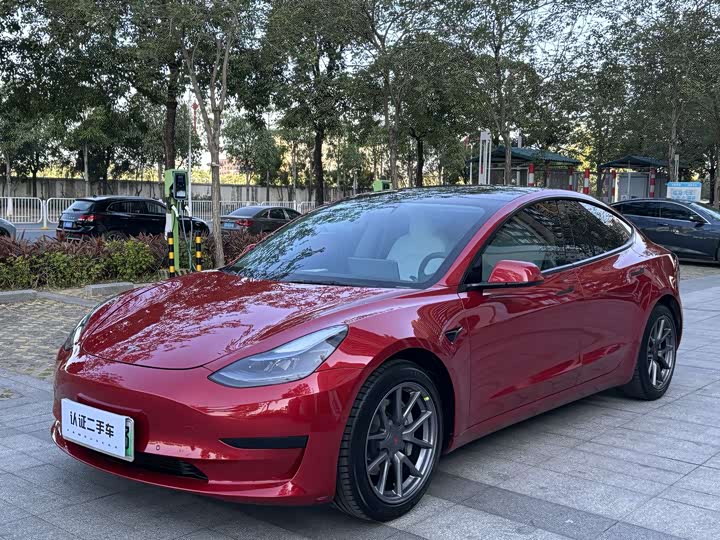 Фото 1 - Tesla Model 3