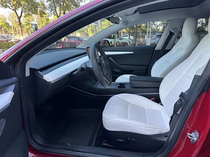 Фото 4 - Tesla Model 3