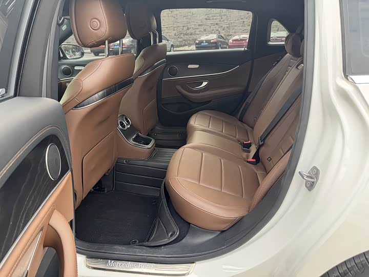 Фото 6 - Mercedes-Benz E-Class