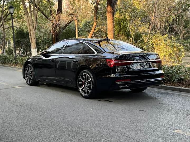 Фото 4 - Audi A6L