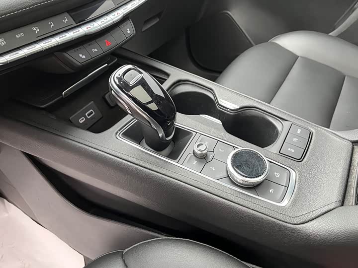 Фото 9 - Cadillac XT4