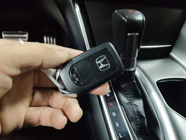 Фото 9 - Honda Accord