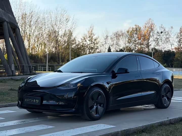 Фото 1 - Tesla Model 3