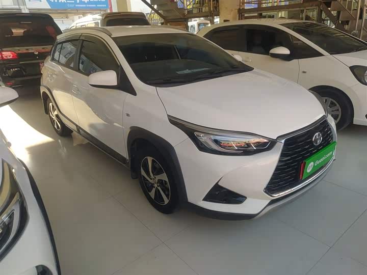 Фото 4 - Toyota Yaris L Hatchback