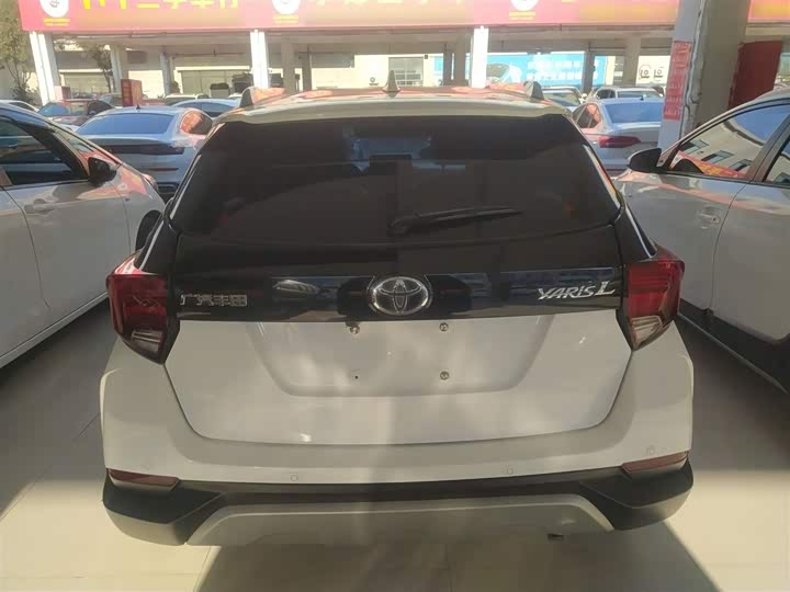 Фото 6 - Toyota Yaris L Hatchback