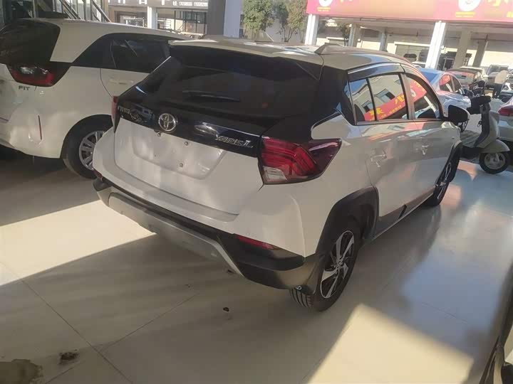 Фото 7 - Toyota Yaris L Hatchback