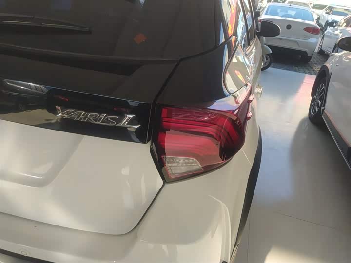 Фото 8 - Toyota Yaris L Hatchback