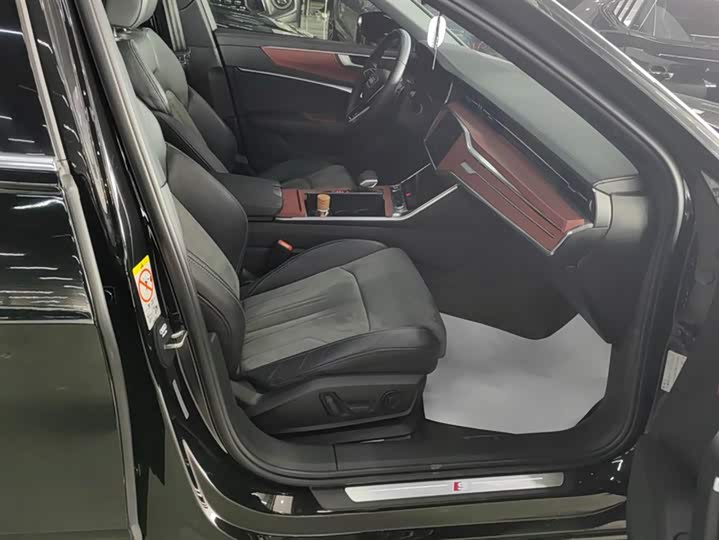 Фото 8 - Audi A6L