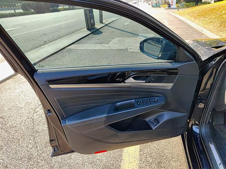 Фото 6 - Volkswagen Passat Hybrid