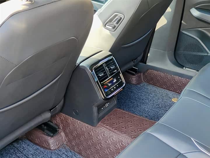 Фото 9 - Volkswagen Passat Hybrid