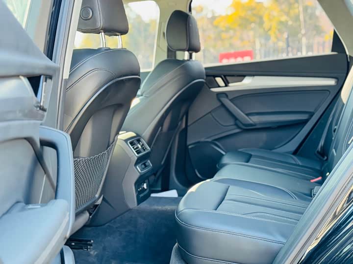 Фото 6 - Audi Q5L