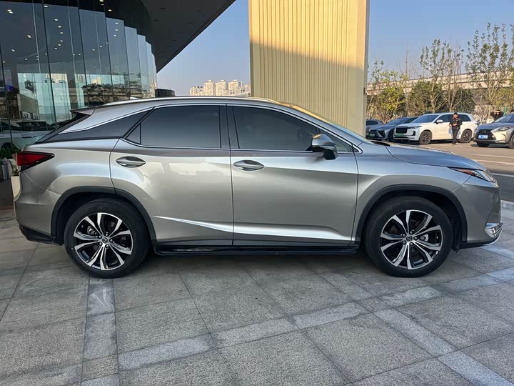 Фото 4 - Lexus RX