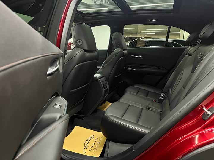 Фото 9 - Cadillac XT4