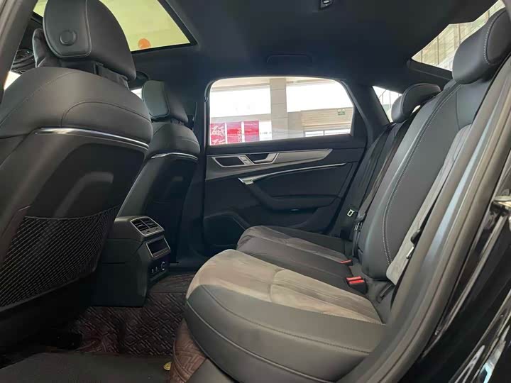 Фото 6 - Audi A6L