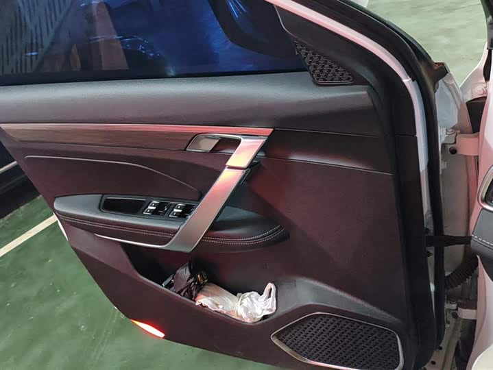 Фото 7 - Geely Atlas