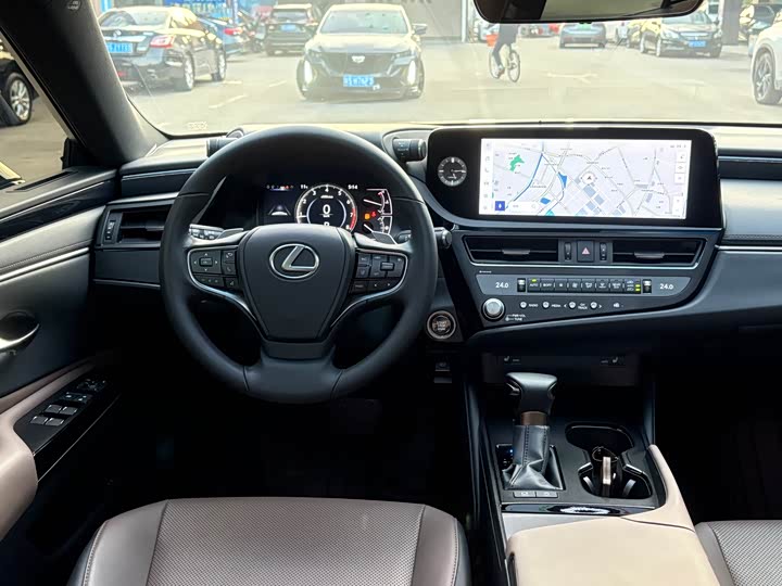 Фото 6 - Lexus ES