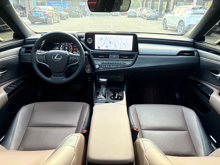 Фото 8 - Lexus ES