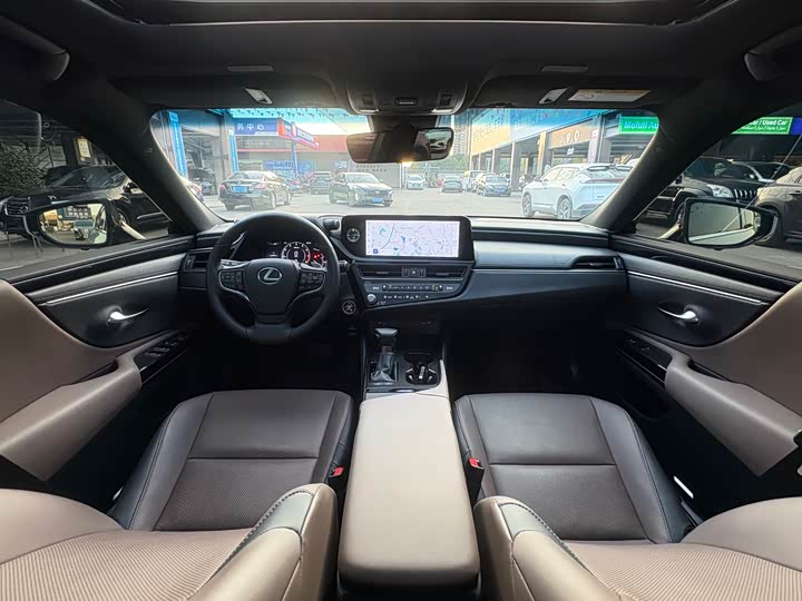 Фото 9 - Lexus ES