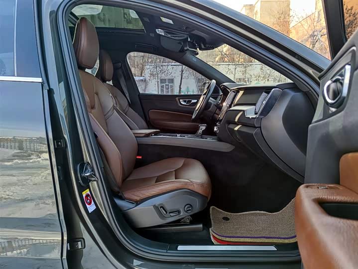 Фото 8 - Volvo XC60