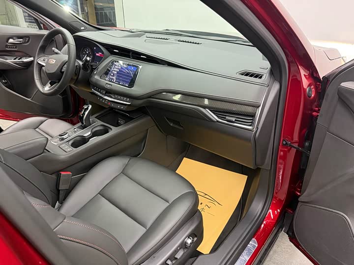 Фото 9 - Cadillac XT4