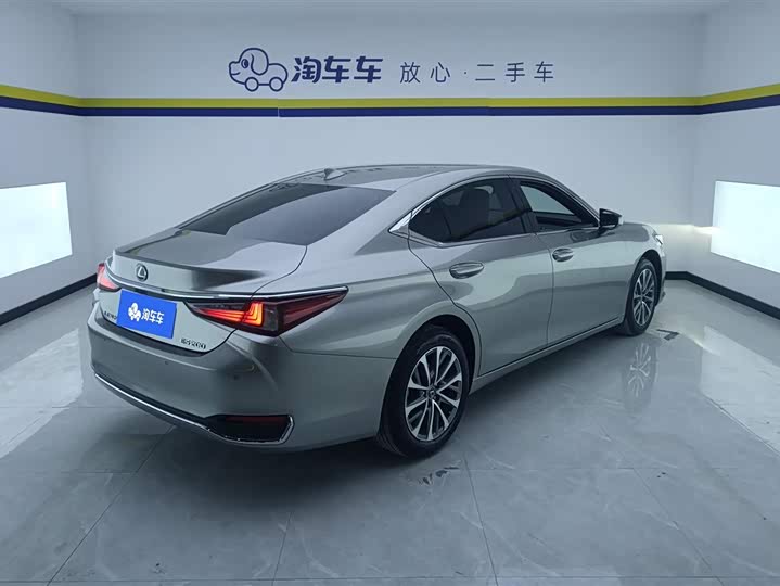 Фото 3 - Lexus ES