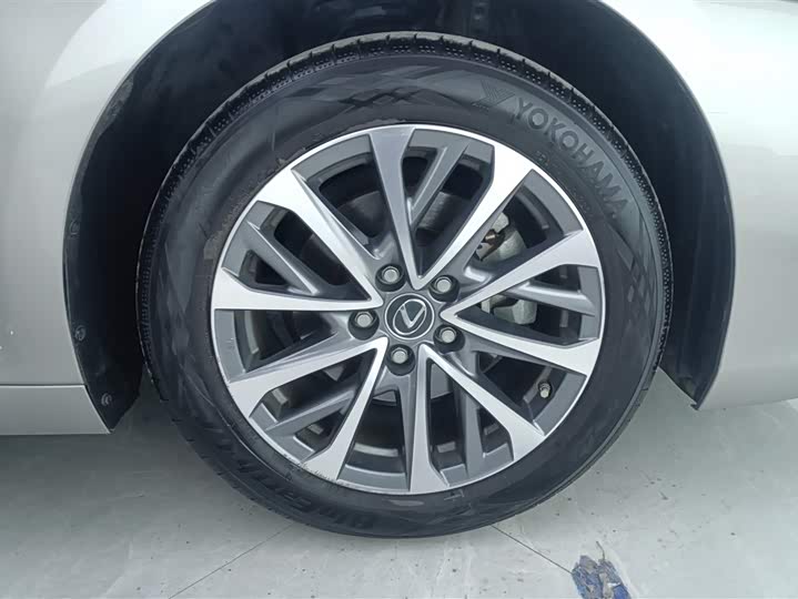 Фото 6 - Lexus ES