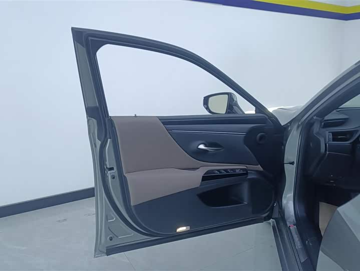 Фото 7 - Lexus ES