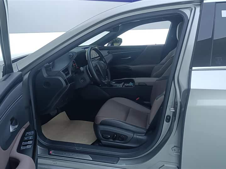 Фото 9 - Lexus ES