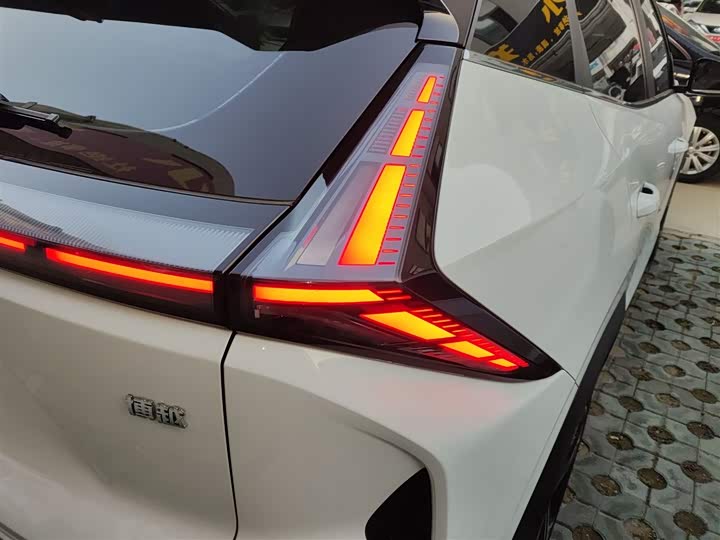 Фото 8 - Geely Atlas