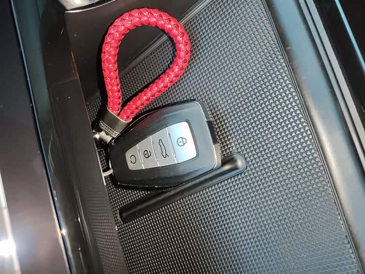 Фото 9 - Geely Atlas