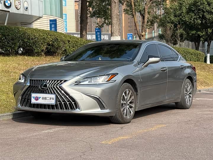 Фото 1 - Lexus ES