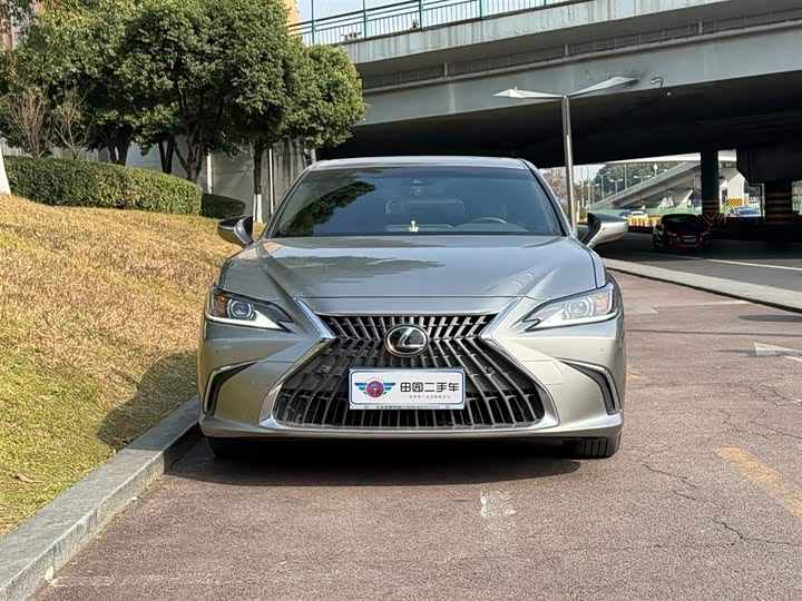 Фото 2 - Lexus ES