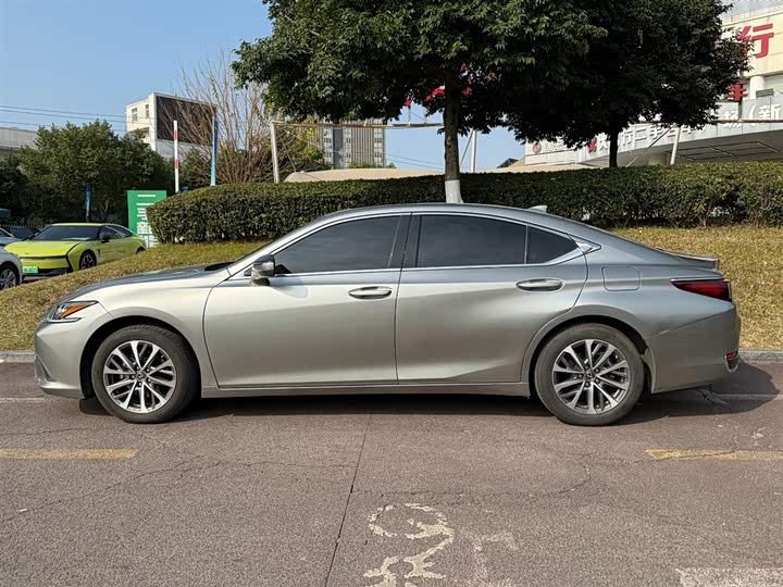 Фото 3 - Lexus ES