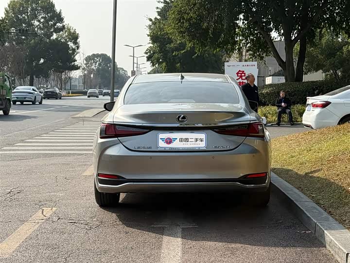 Фото 4 - Lexus ES