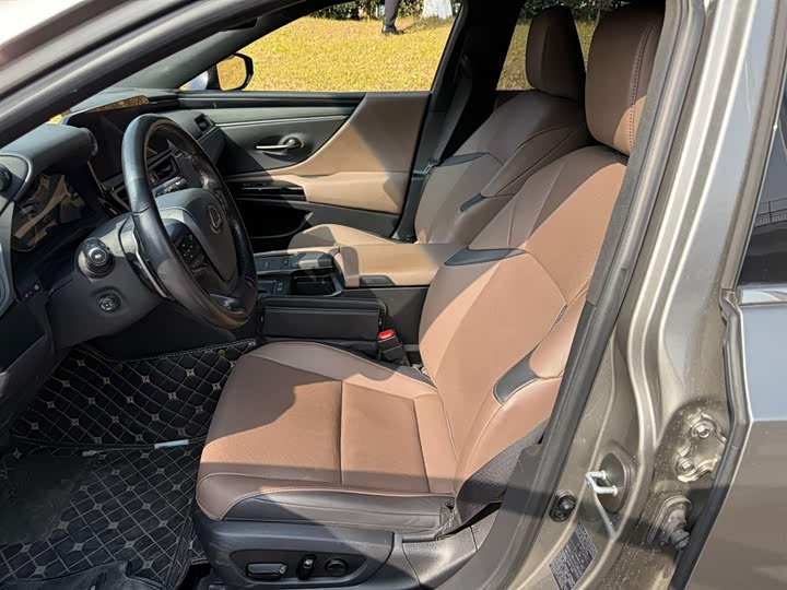 Фото 8 - Lexus ES