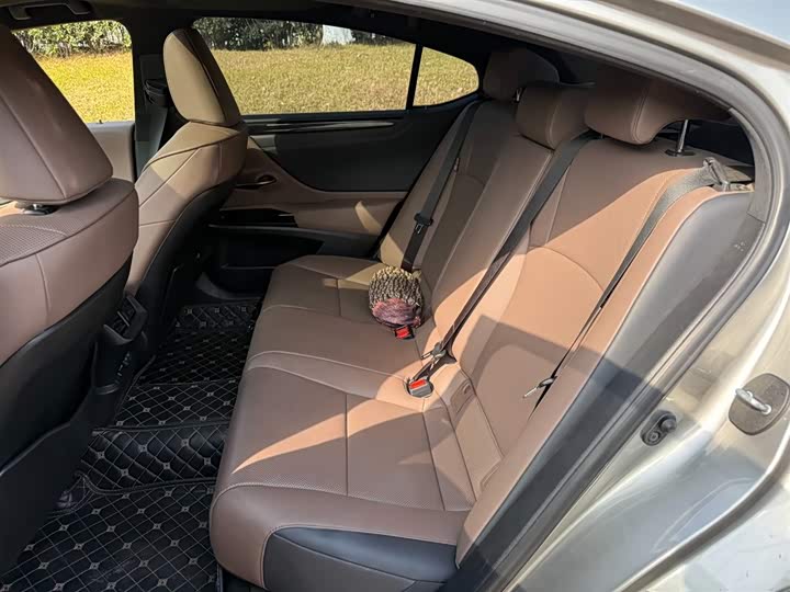 Фото 9 - Lexus ES