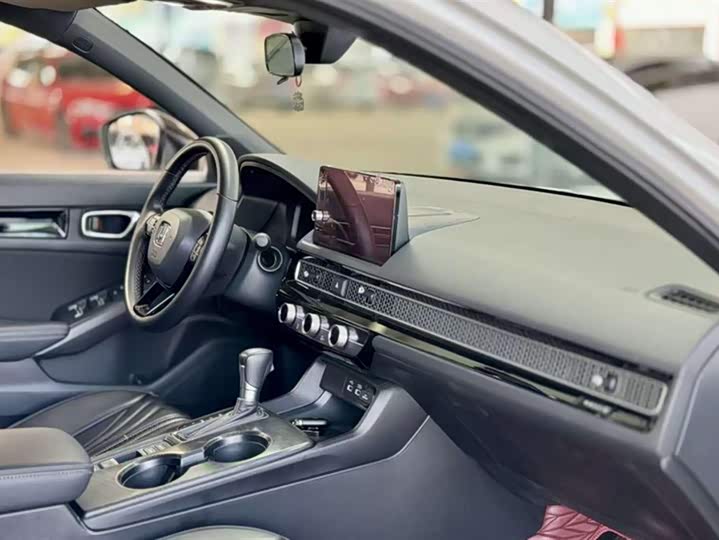 Фото 8 - Honda Civic