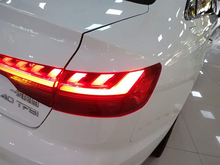 Фото 8 - Audi A4L