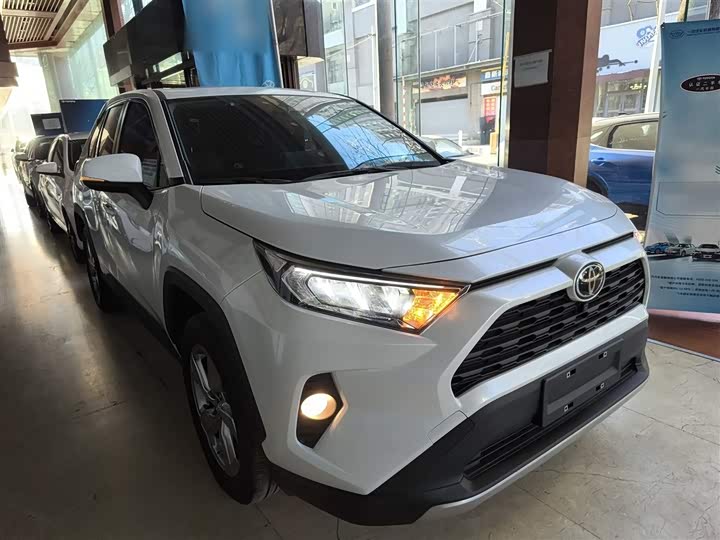 Фото 4 - Toyota RAV4