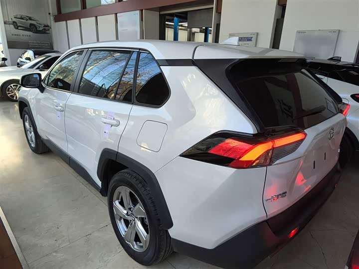 Фото 5 - Toyota RAV4