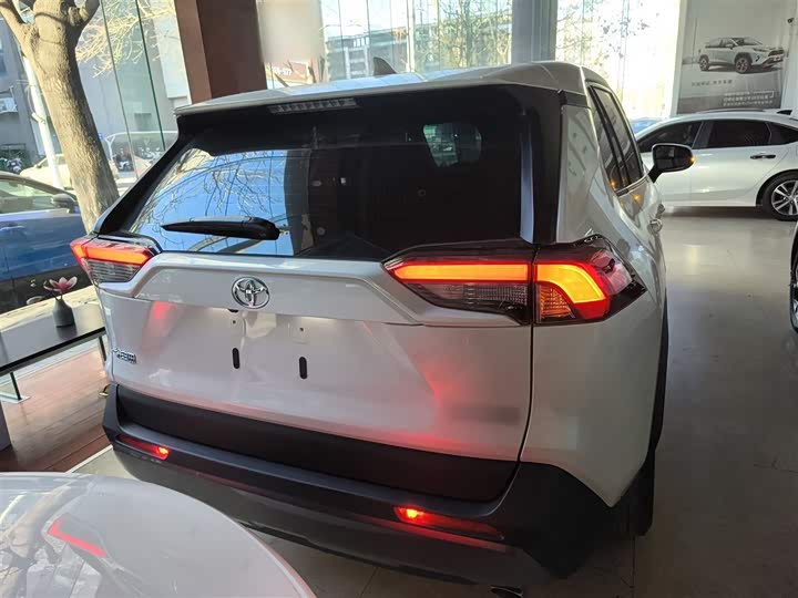 Фото 6 - Toyota RAV4