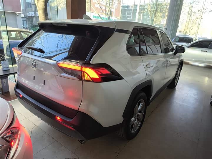 Фото 7 - Toyota RAV4