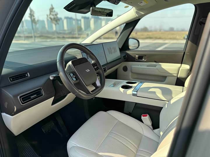 Фото 4 - LiXiang Mega