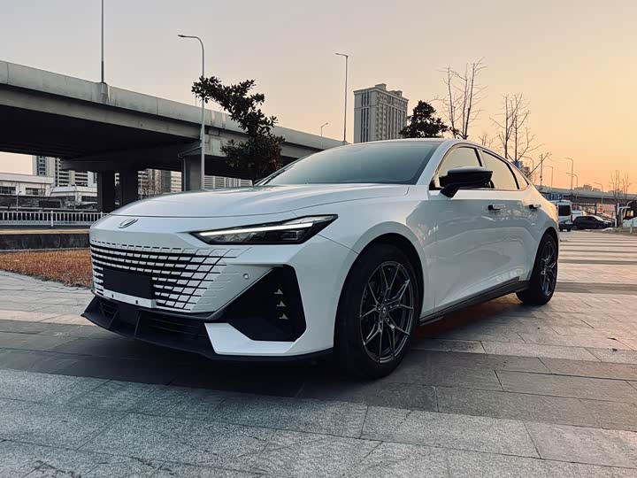 Фото 1 - Changan UNI-V