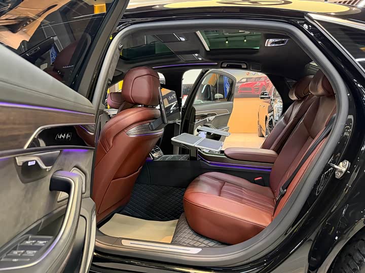 Фото 8 - Audi A8