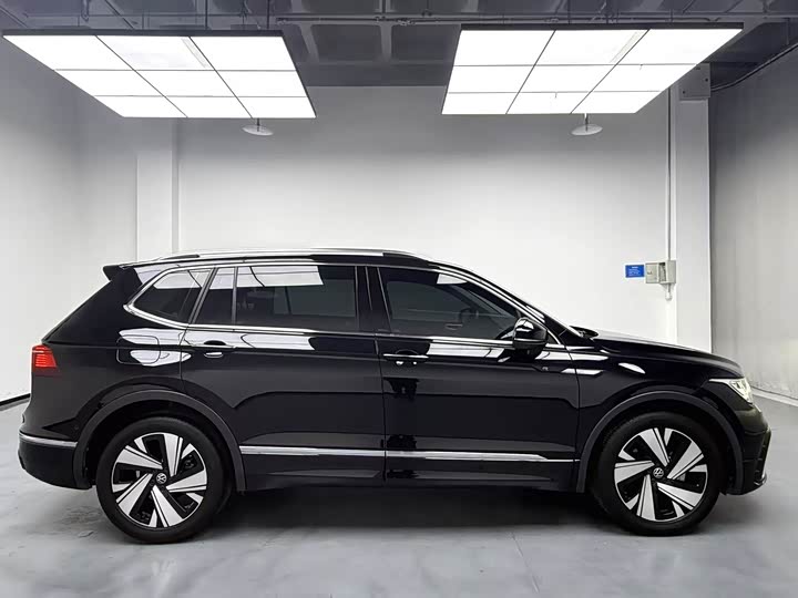 Фото 4 - Volkswagen Tiguan L Pro