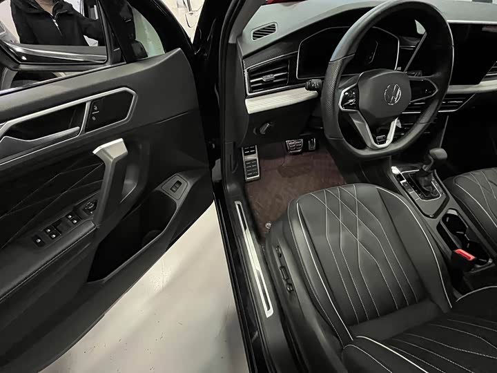 Фото 8 - Volkswagen Tiguan L Pro