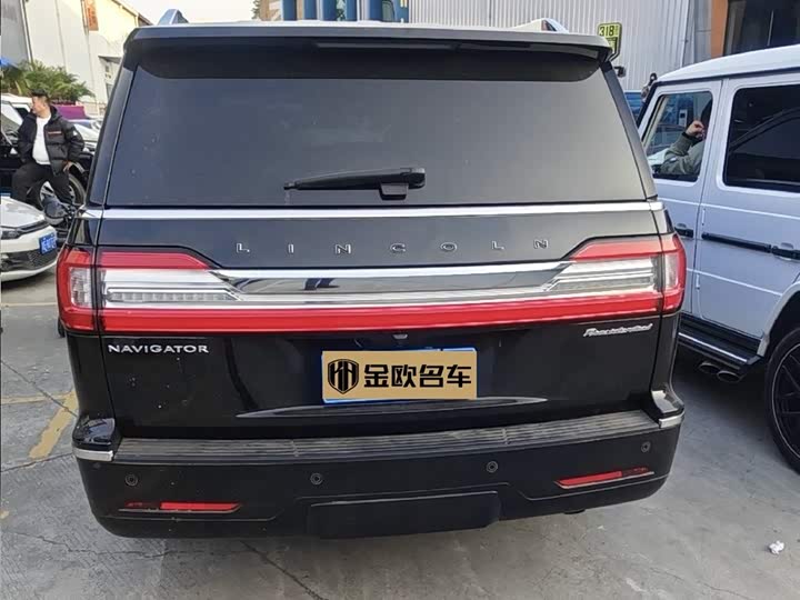 Фото 8 - Lincoln Navigator